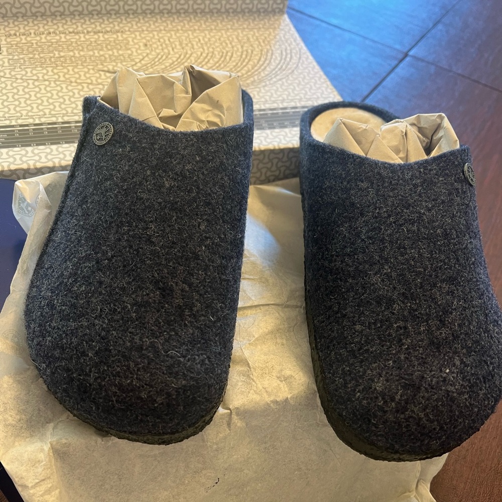 NIB.Birkenstock Zermatt Rivet men’s size 11.  DarkBlue. BRAND NEW slippers.